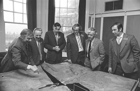 Fotoğraf: Showing a model of the CEGB pump storage scheme at a press conference in Llanberis